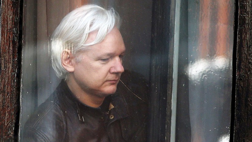 Julian Assange podría entregarse si el Reino Unido garantiza que no será deportado a EE.UU.