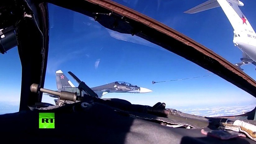 Precisión quirúrgica: Reabastecimiento simultáneo de bombarderos Su-24 y cazas Su-30SM (VIDEO)