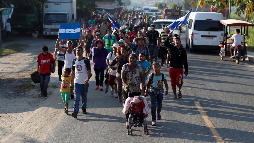 Policías impiden paso de la caravana migrante en México al intentar ingresar a Oaxaca