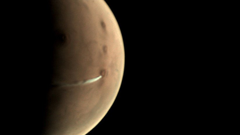 ¿Hay una erupción? Captan una nube alargada en las cercanías de un volcán en Marte