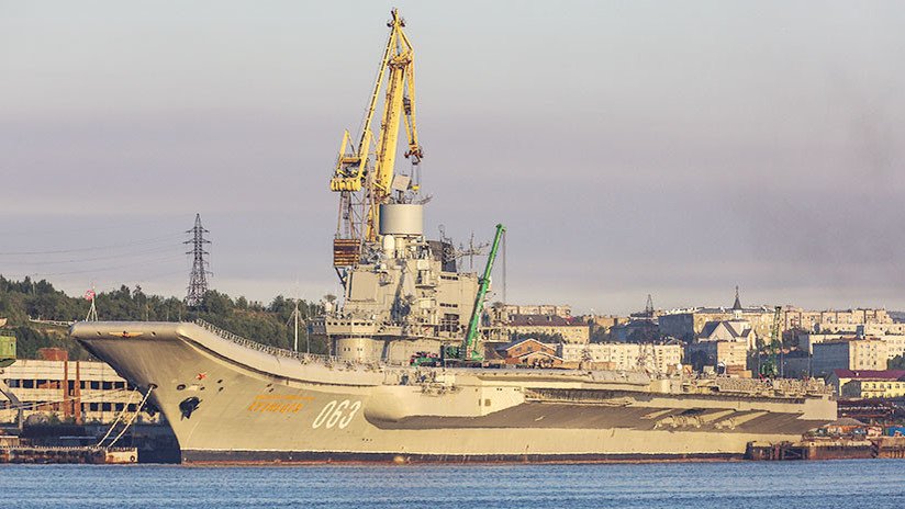 El único portaviones ruso se agujerea estando en reparación
