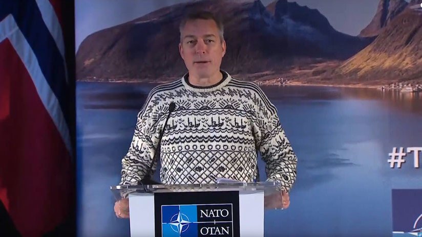 Ministro de Defensa noruego asiste a conferencia de prensa de la OTAN con una llamativa vestimenta