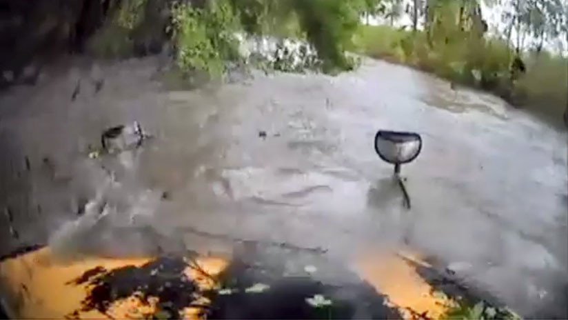 VIDEO: Intenta cruzar una carretera inundada y el agua arrastra su autobús con un niño a bordo