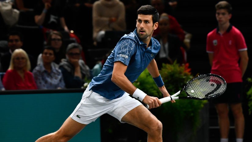 VIDEO: Novak Djokovic detiene un partido para ayudar a un aficionado que se había desmayado