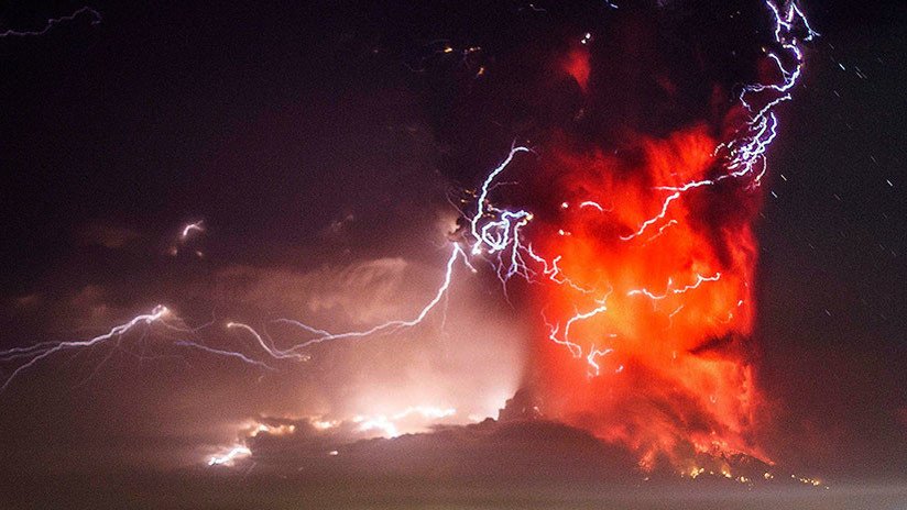 FOTO: Imagen de erupción de volcán envuelta en rayos gana un premio internacional de fotografía 