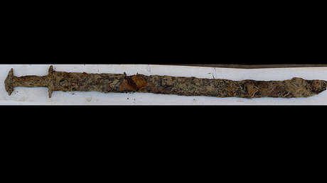 "La Reina de Suecia": Una niña encuentra una espada de la era previkinga en un lago (FOTO)