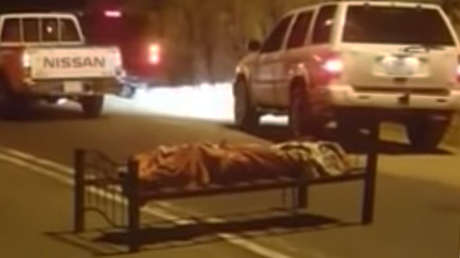 Encuentran un cadáver ametrallado y atado a una cama en una carretera de Arabia Saudita (VIDEO)