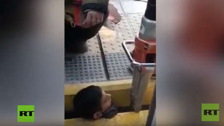 VIDEO: Un hombre queda atrapado por la cabeza entre un tren y el andén en Argentina