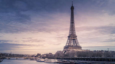 FOTO: Una imagen panorámica distorsiona accidentalmente la torre Eiffel 'a lo Salvador Dalí'