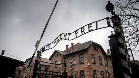 Multan con 1.350 dólares a un joven israelí que fue sorprendido orinando en Auschwitz