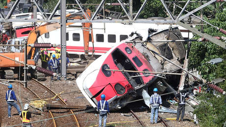 VIDEO: El momento exacto del mortal descarrilamiento de un tren en Taiwán