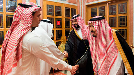 FOTOS: El hijo de Khashoggi estrecha manos con los gobernantes sauditas acusados de matar a su padre