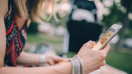 VIDEO:  Usa el teléfono móvil sin parar y se le paralizan los dedos