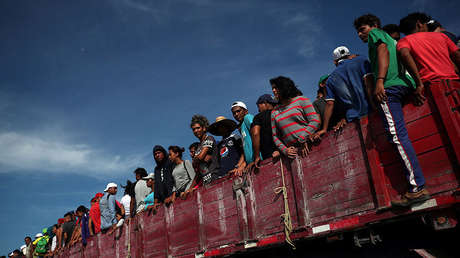 VIDEO: La caravana de migrantes avanza hacia la frontera de EE.UU.