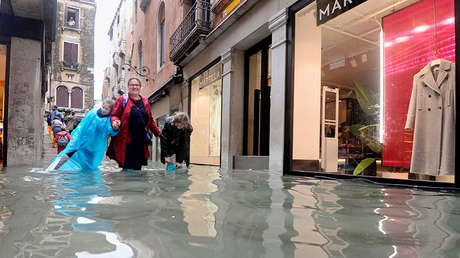 VIDEO: Camareros sirven pizzas con el agua hasta la rodilla en la peor inundación de Venecia en años