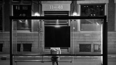 VIDEO: Escapa de milagro segundos antes de que un autobús sin control choque contra un edificio