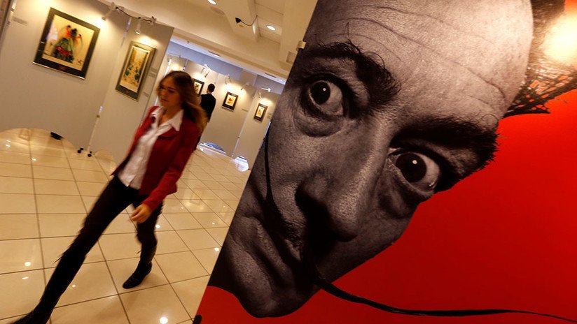 Un cuadro de Salvador Dalí cae víctima de un fallido intento de selfi de dos rusas (VIDEO)