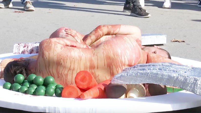 VIDEO: Veganos 'ensangrentados' se desnudan en Barcelona contra la matanza de animales 