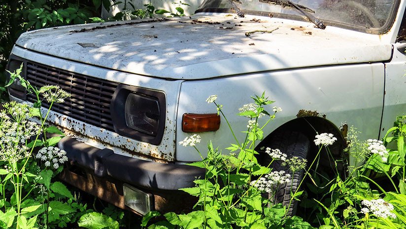 VIDEO: Sacerdote ucraniano irrumpe en un jeep en un cementerio y destroza varias tumbas
