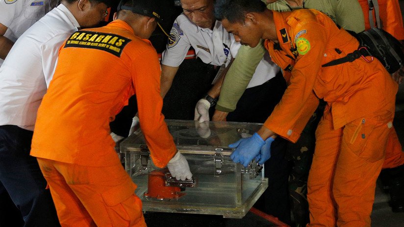 Detectan la señal de una caja negra del Boeing indonesio siniestrado