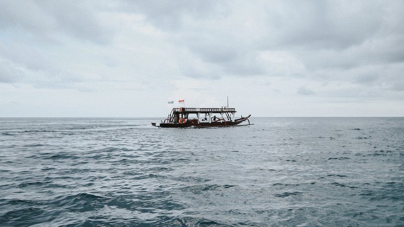 Tailandia: Rescatan a 9 turistas de un barco incendiado por un relámpago