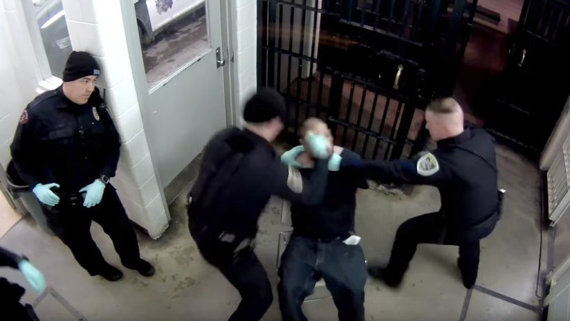 VIDEO: Policías golpean a un hombre esposado ante la mirada pasiva del hijo de un alcalde en EE.UU.