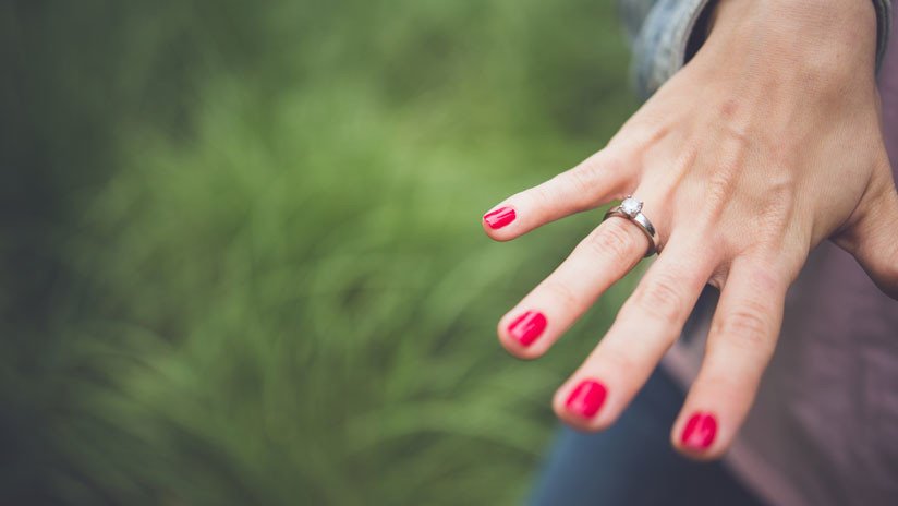FOTO: Le proponen matrimonio y le coloca el anillo a su prima por no tener las uñas pintadas