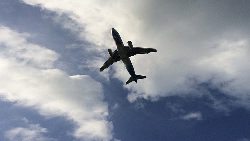 VIDEO: Un avión que se 'detiene' en el aire deja perplejos a los internautas