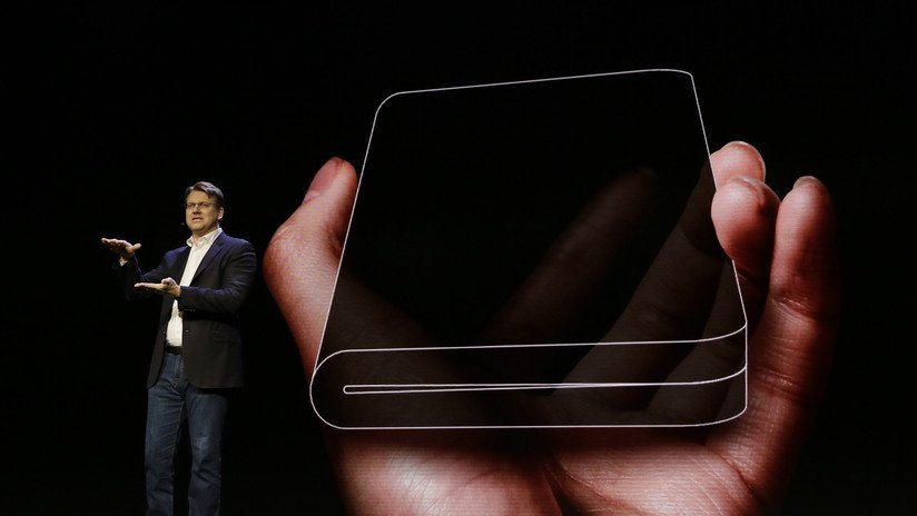 FOTOS: Samsung presenta un revolucionario móvil con una pantalla plegable e irrompible