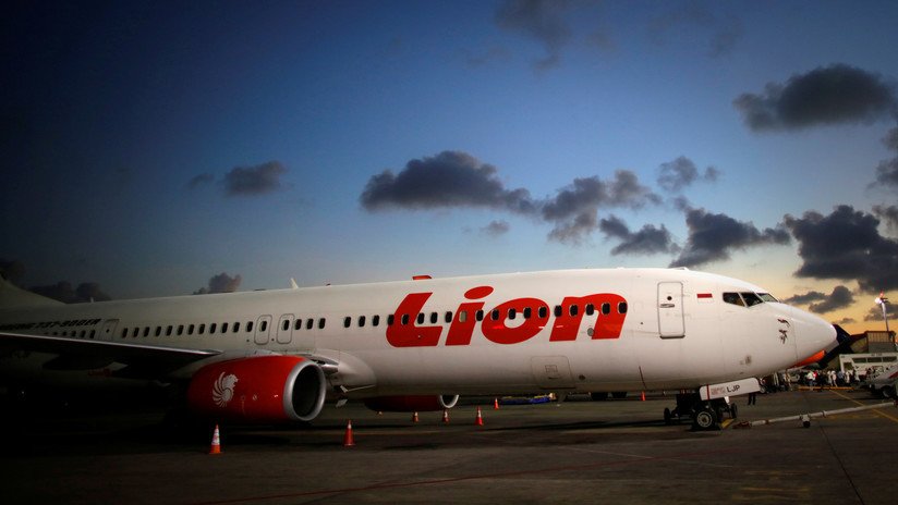 VIDEO: Un avión de Lion Air impacta contra un poste de luz justo antes de despegar con 145 pasajeros