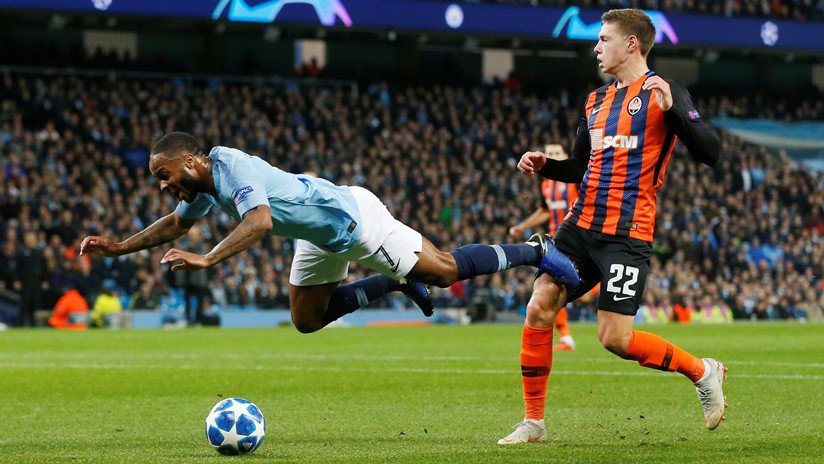 VIDEO: Internautas se burlan del surrealista penalti regalado al Manchester City en la Champions