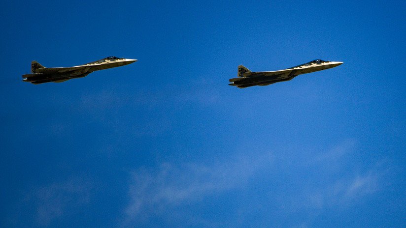 Como nunca antes: Vuelo de prototipos de cazas furtivos rusos Su-57 a muy baja altura (VIDEO)