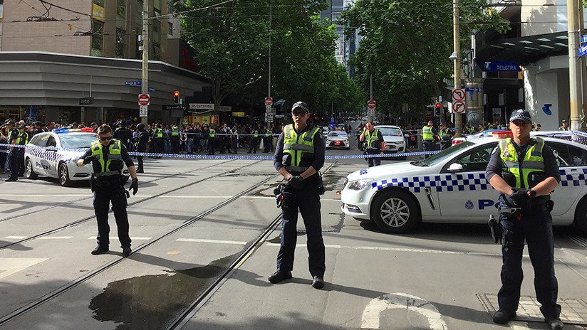VIDEO: Coche se incendia tras colisionar y el conductor ataca a personas con cuchillo en Australia