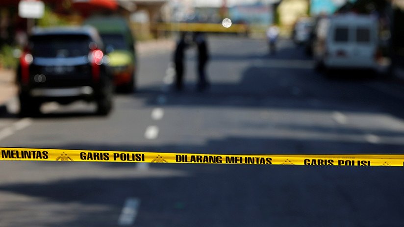 Un hombre armado con un machete y cuchillo ataca una comisaría en Indonesia