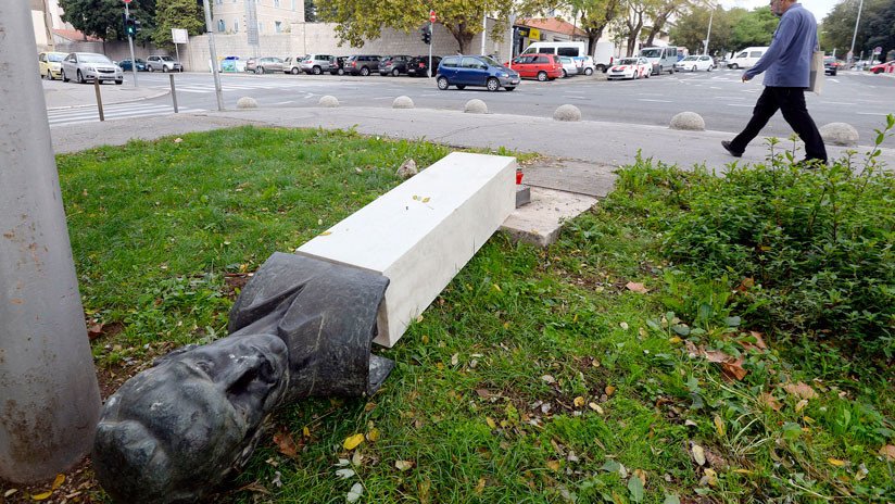 Karma instantáneo: Vandaliza un monumento antifascista y termina con una pierna rota