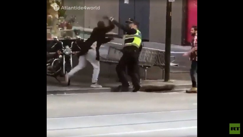VIDEO: Momento exacto en que el terrorista de Melbourne ataca a los policías y le disparan