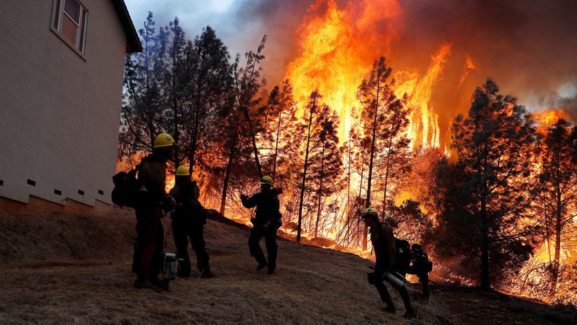 VIDEO: Un "diablo de fuego" surge en medio del voraz incendio forestal que arrasa California