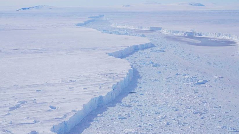 La NASA publica nuevas imágenes y revela el origen del raro iceberg rectangular