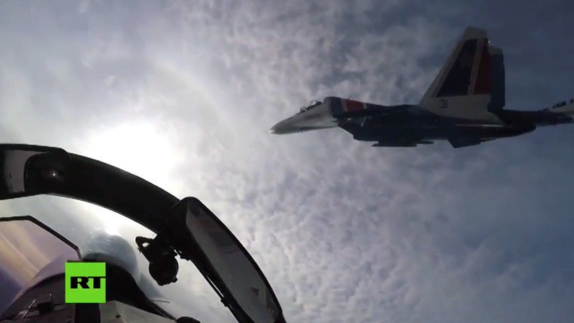 VIDEO: Vertiginosas imágenes desde la cabina del Su-30SM durante acrobacias de la aviación rusa