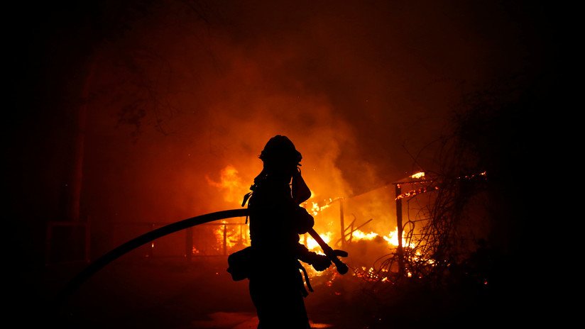 "Desgarrador": Gerard Butler se toma un selfi con su mansión destruida por incendios en California