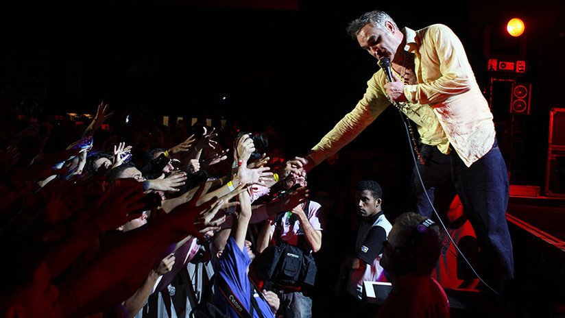 VIDEO: Un fan asalta a Morrissey en plena actuación y sabotea el concierto 