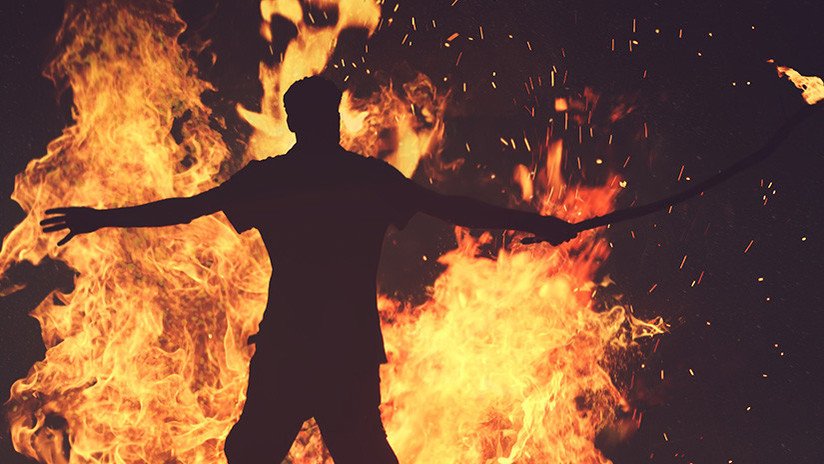 Un australiano intenta quemar una cámara de tráfico con su ropa interior en llamas