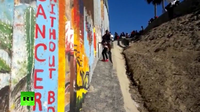 VIDEO: Migrantes centroamericanos escalan la valla fronteriza entre México y EE.UU.