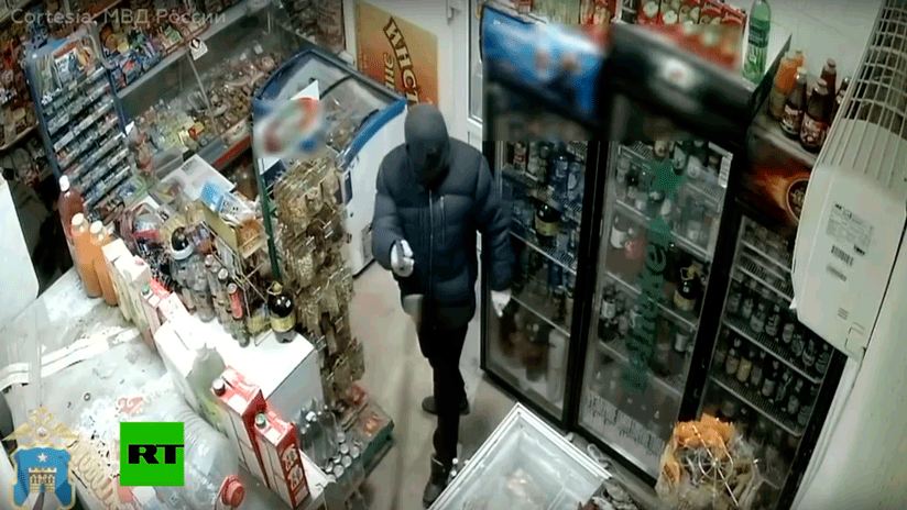 VIDEO: Una empleada enfrenta y persigue con un trapeador a un ladrón armado en Rusia