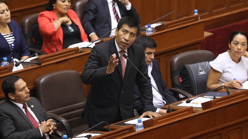 Escándalo en Perú por congresista expulsado de un avión por "tocamientos indebidos" a una tripulante