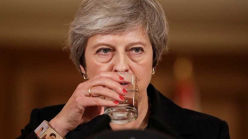"Días duros": Theresa May relata cómo su marido y el whisky le ayudaron a superar la semana