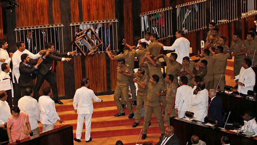 Caos en Sri Lanka: Parlamentarios arrojan sillas, libros y pasta de chile durante una sesión (VIDEO)