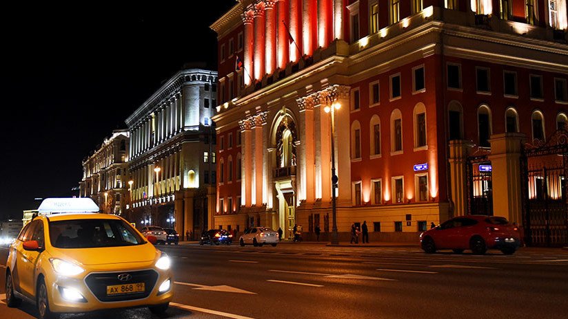 Moscú: Un taxista espera 8 horas junto a la casa de una pasajera para devolverle su cartera