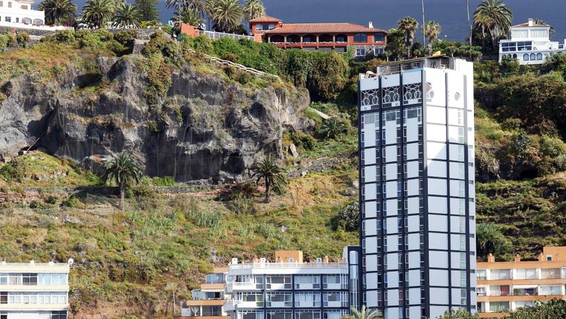 VIDEOS: Una gran ola destroza varios balcones de un edificio en Tenerife