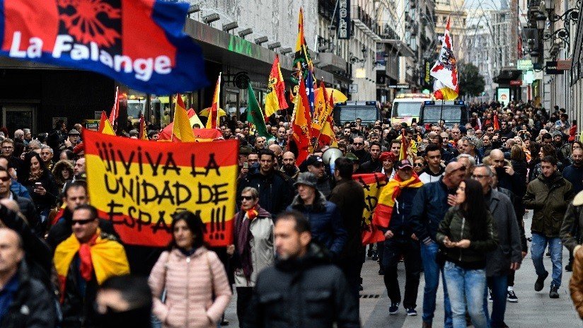 Periodista acusa a la Policía de identificarle por motivos racistas en una manifestación franquista